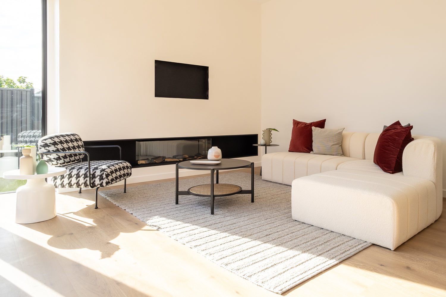 Contemporary living area with textured interior elements and dΓ©cor